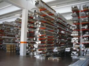 Cantilever per lo stoccaggio di profili in alluminio