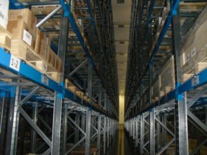 Impianto Portapallets servito da carrelli trilaterali e commissionatori verticali
