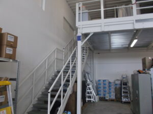 Soppalco in Carpenteria - Struttura metallica in acciaio componibile adibita allo stoccaggio di magazzino per azienda operante nel settore dei servizi con scala