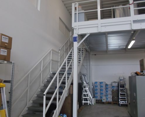 Soppalco in Carpenteria - Struttura metallica in acciaio componibile adibita allo stoccaggio di magazzino per azienda operante nel settore dei servizi con scala