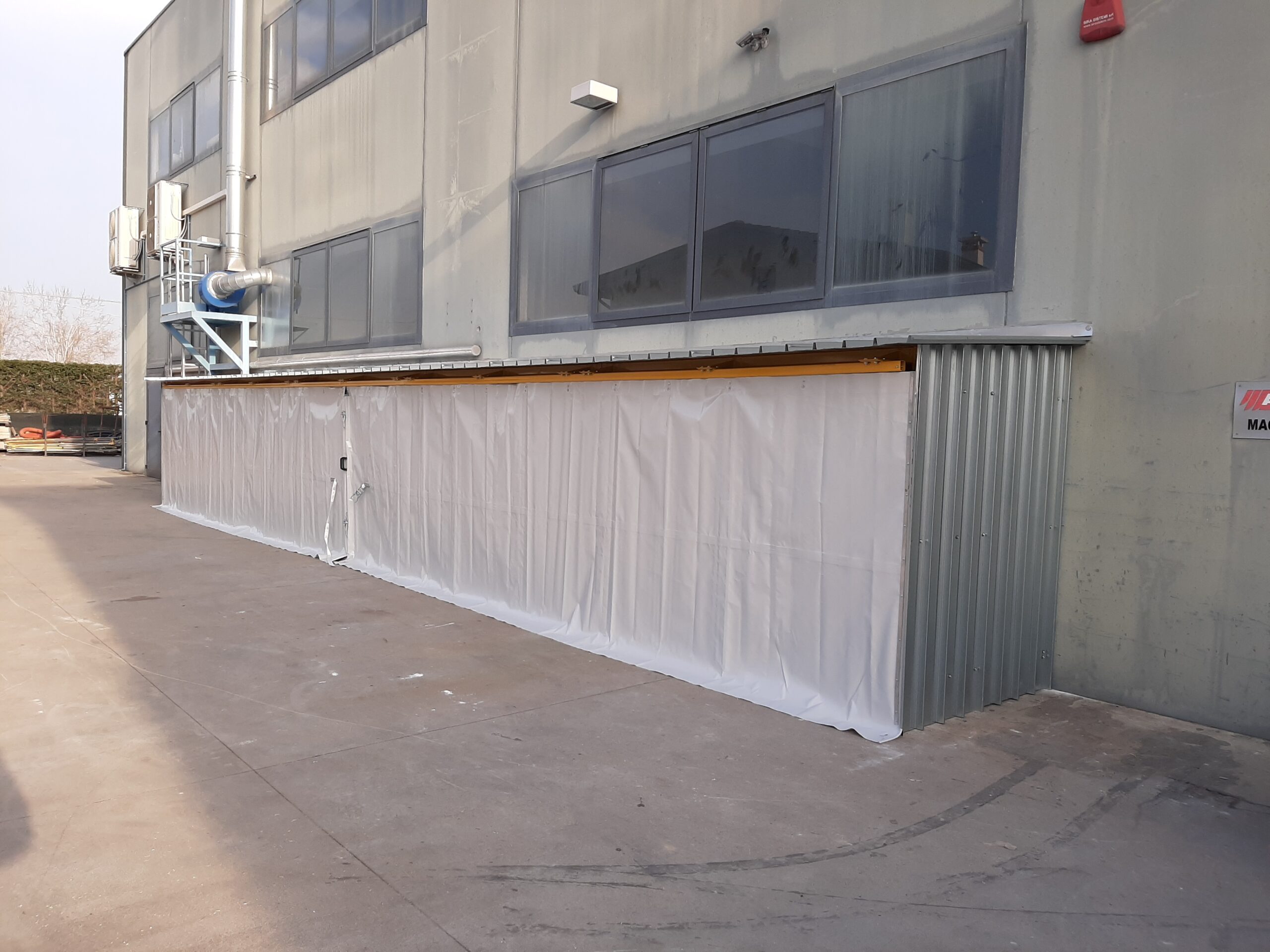 Scaffalatura esterna con tettoia e tenda scorrevole