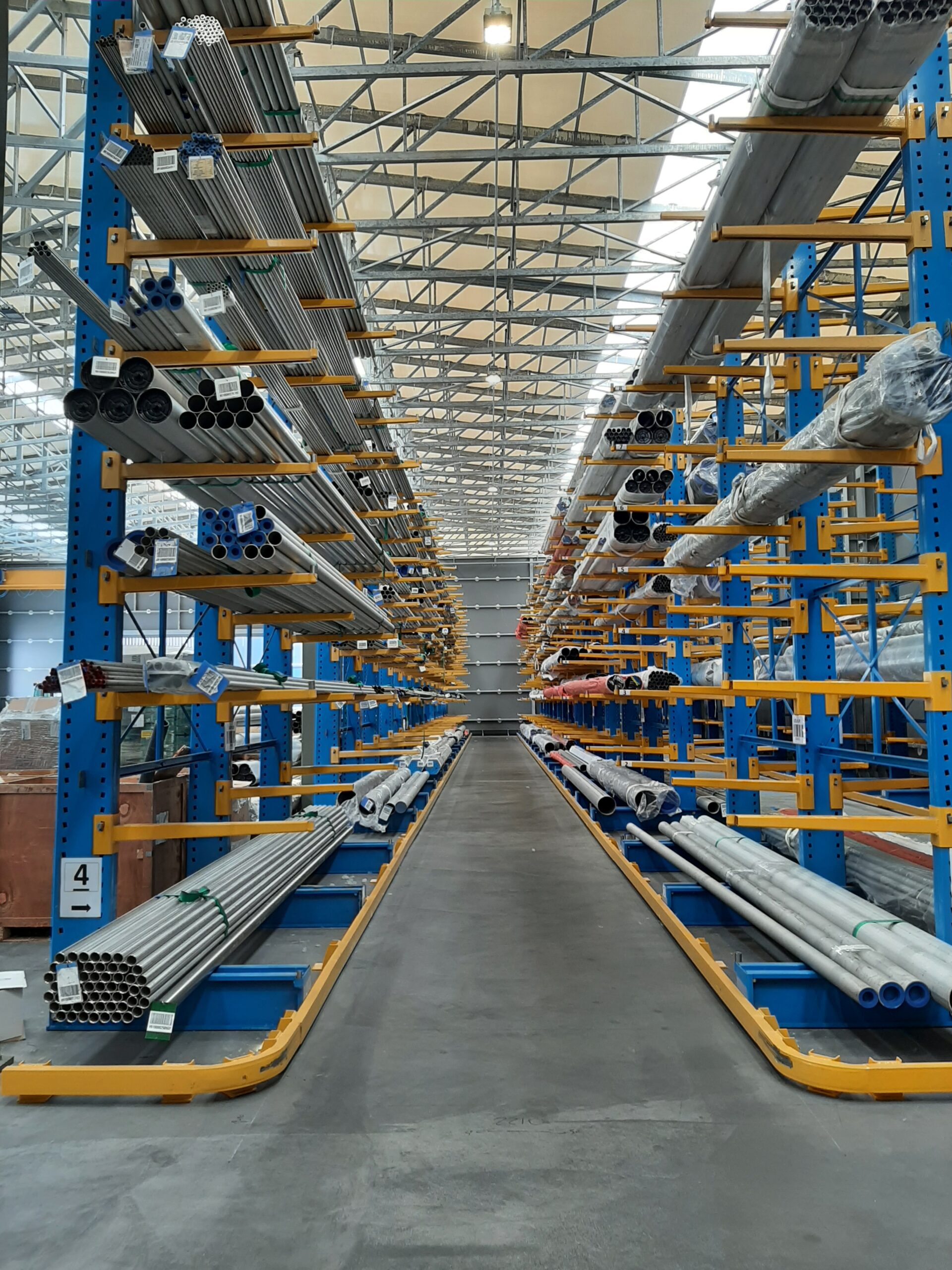 Cantilever per tubi con guide di contrasto
